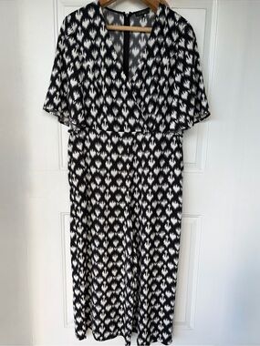 •Le Gali• Black/White Ikat Print Wide Leg Cropped Jumpsuit - Size Large